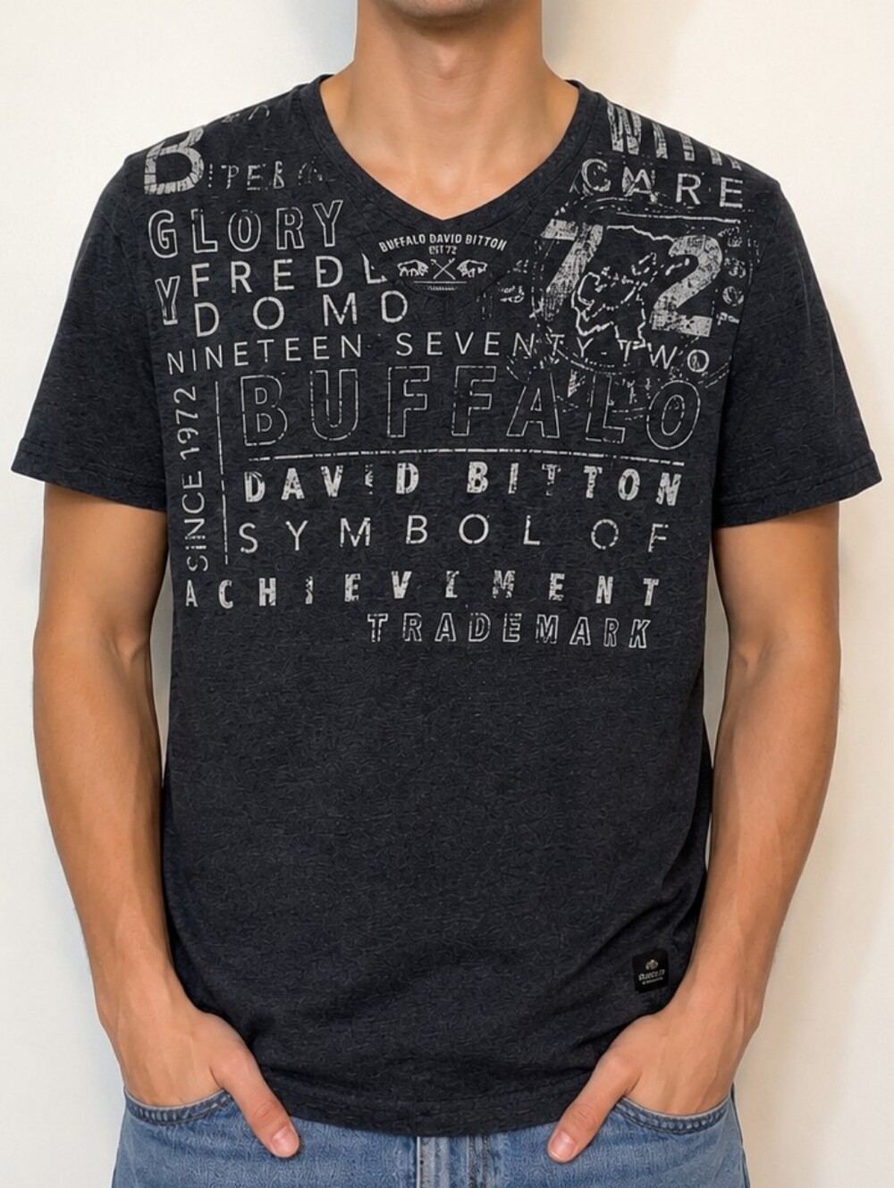Buffalo David Bitton Graphic V-Neck T-Shirt Men's Medium Charcoal Gray